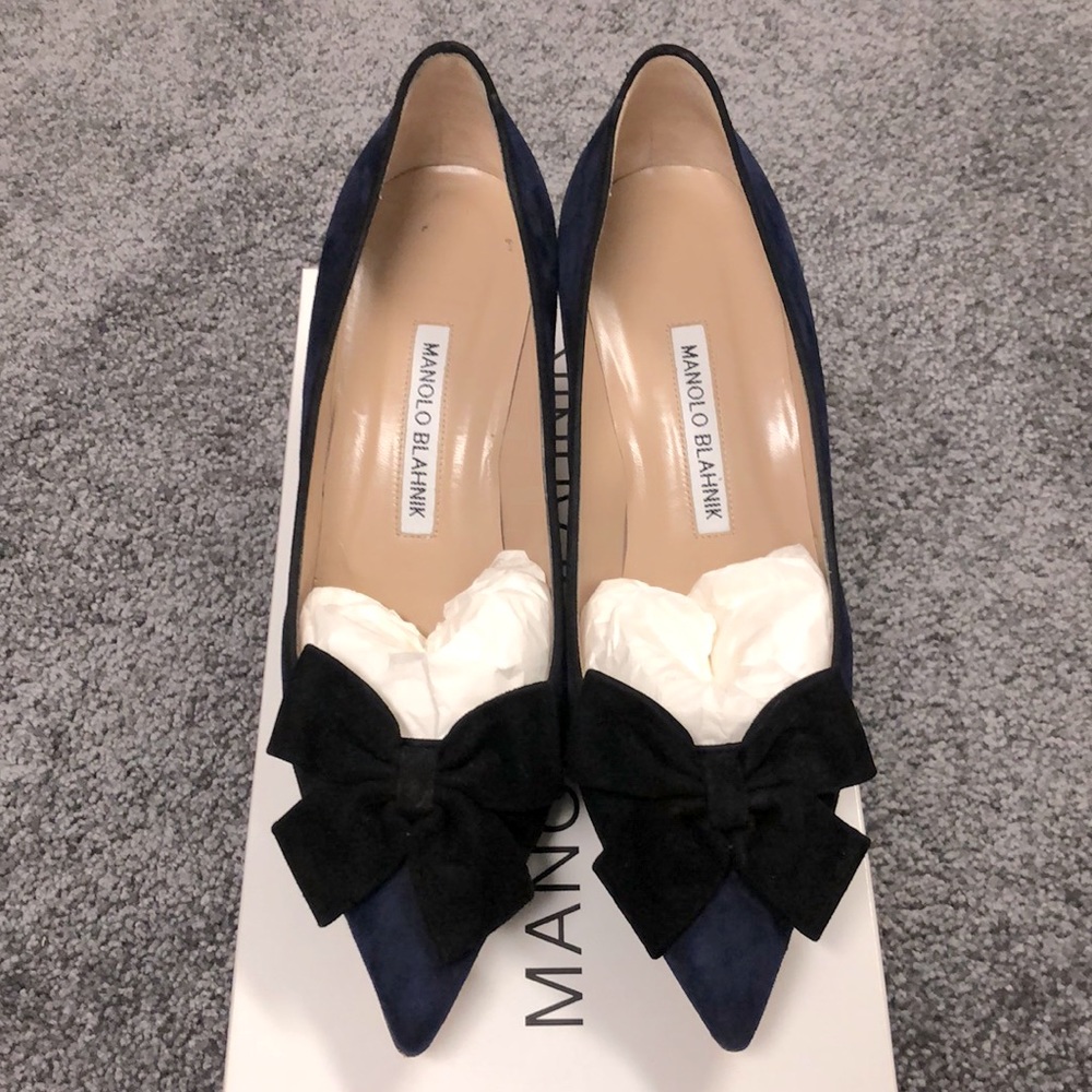 Women’s Manolo Blahnik navy/black suede “Contina” pumps